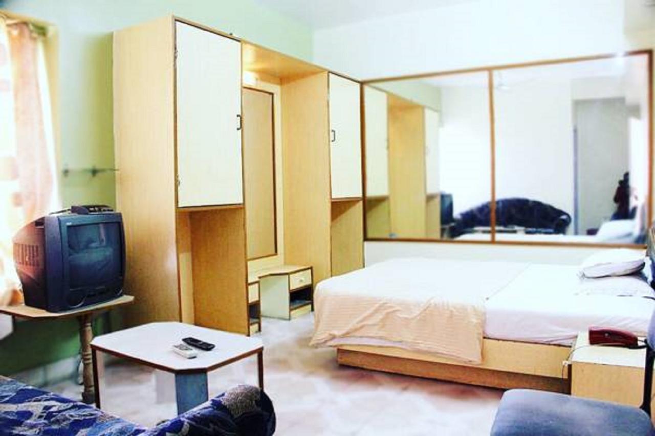 Hotel Vishwamitra Latur Bagian luar foto