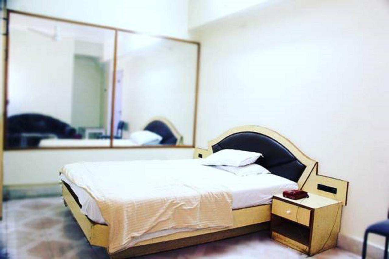 Hotel Vishwamitra Latur Bagian luar foto