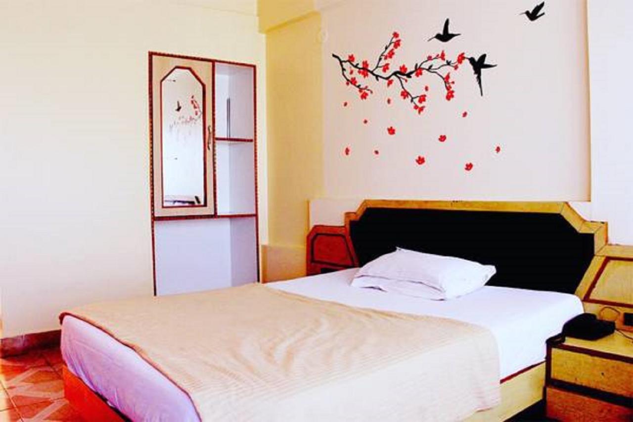Hotel Vishwamitra Latur Bagian luar foto